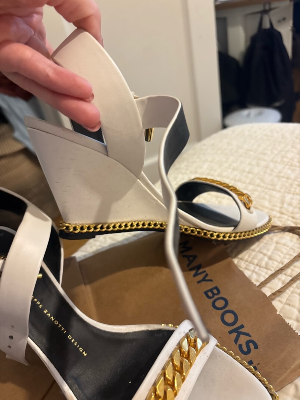 Giuseppe Zanotti White Leather Sandals with Gold Chain Trim - Picture 5 of 8